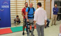 Ecco come i paraplegici ritornano a camminare con “Facciamo quattro passi “